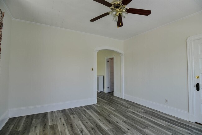 Photo - 407-409-409 Bolton St Unit 2