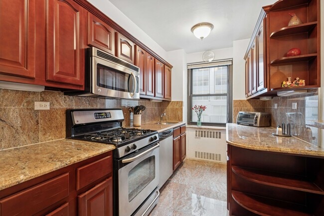 Photo - 135 E 54th St