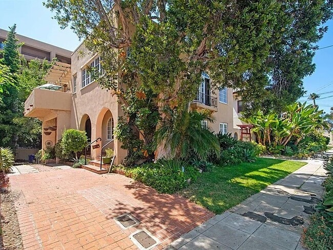 Fachada a la calle y entrada de vehículos - 2528 Front St Unidad 2528