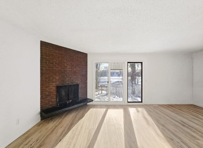 Photo - 240-230 30 Ave NE