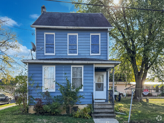 Building Photo - 358 Center St Unit B Rental