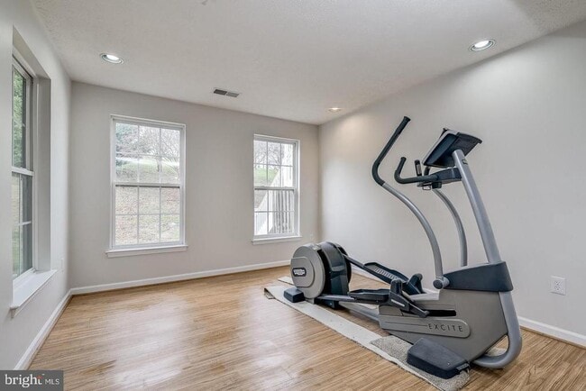Photo - 1432 Pangbourne Way