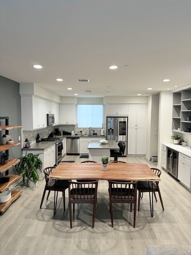 Dining area and kitchen - 905 Hoyt Ct Condominio Unidad 905 Hoyt Court Tustin