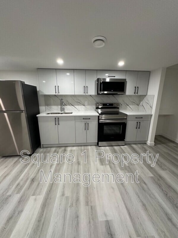 Photo - 9846 225A St NW