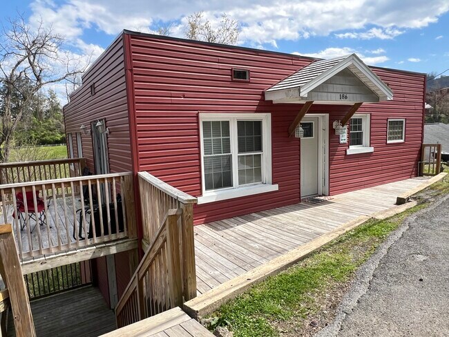 Exterior - 2 unit building - 186 Poplar St Unit 2