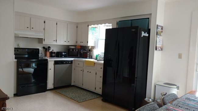 Photo - 690 Hillsborough Rd