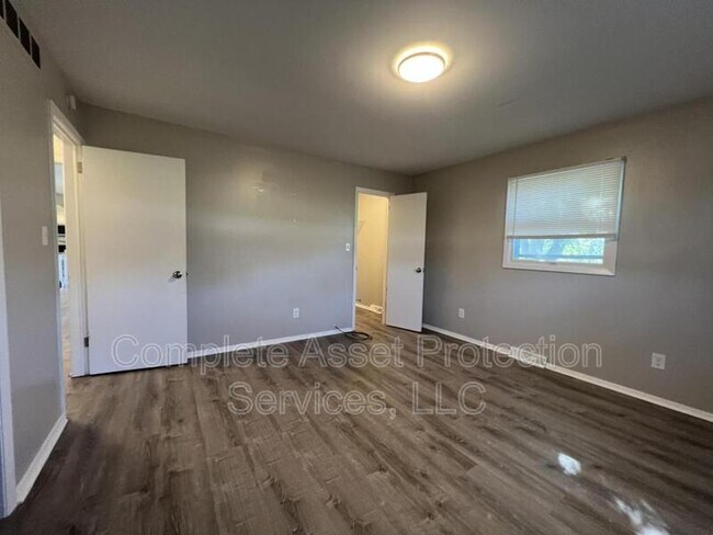 Photo - 10005 Merrillville Rd