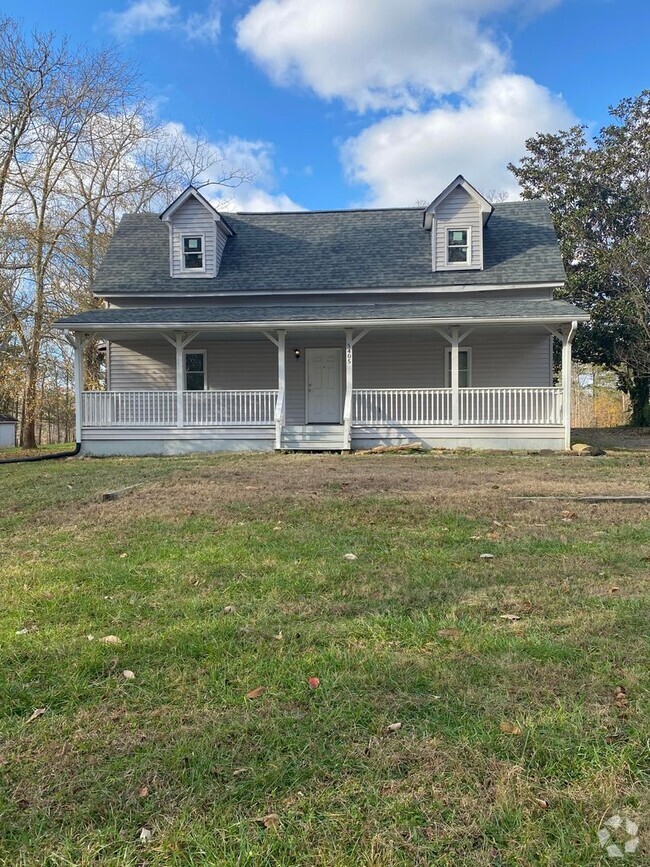 Building Photo - Cozy Farmhouse Style Home