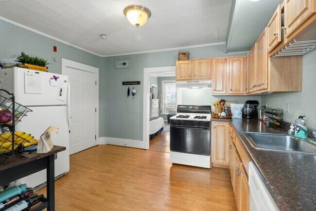 Tour 6/4/25 4-5pm Beautiful 1 bedroom a... - Tour 6/4/25  4-5pm  
Beautiful 1 bedroom a... Apartment Unit 3