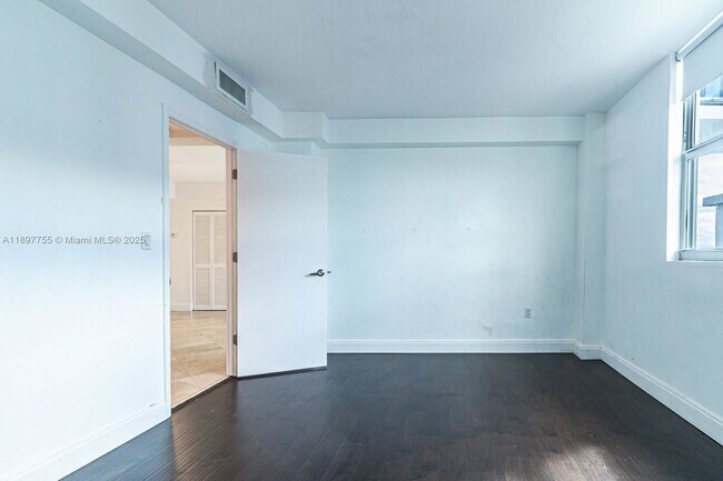 Photo - 7501 E Treasure Dr Unidad 8T