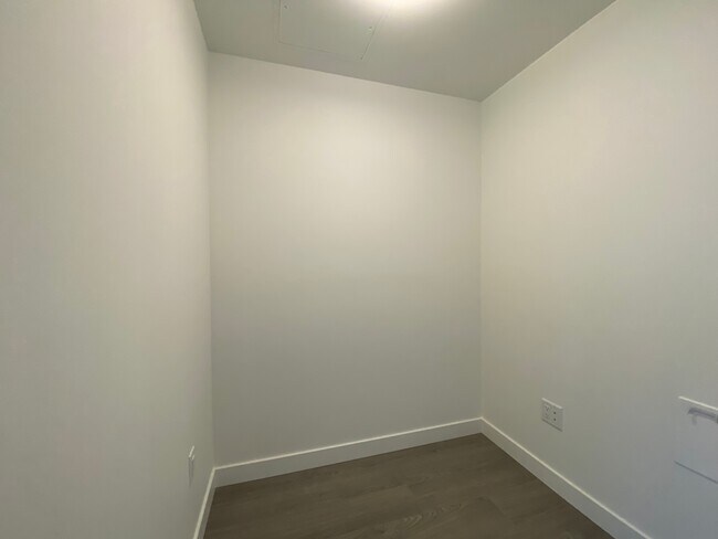 Photo - 555 Sydney Av