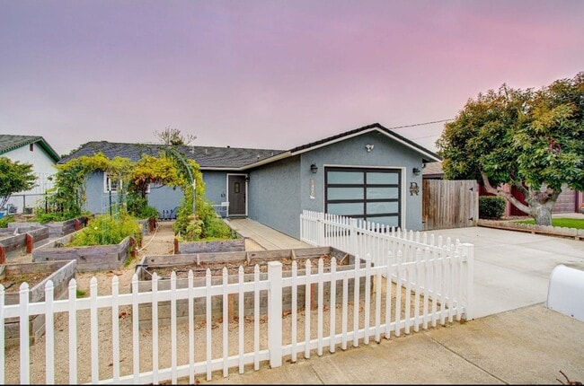 Charming 3 Bedroom 2 Bath House - Charming 3 Bedroom 2 Bath House