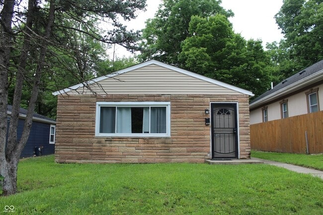 Building Photo - 3125 N Gladstone Ave