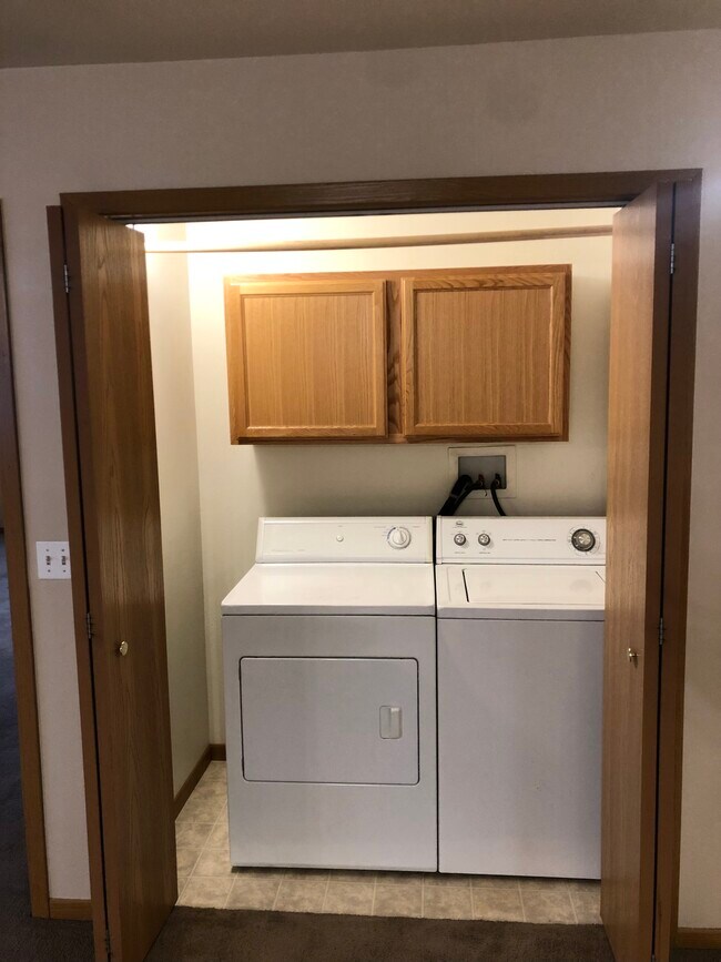 Laundry Closet - 1420 E Redwood Blvd Unit 1420