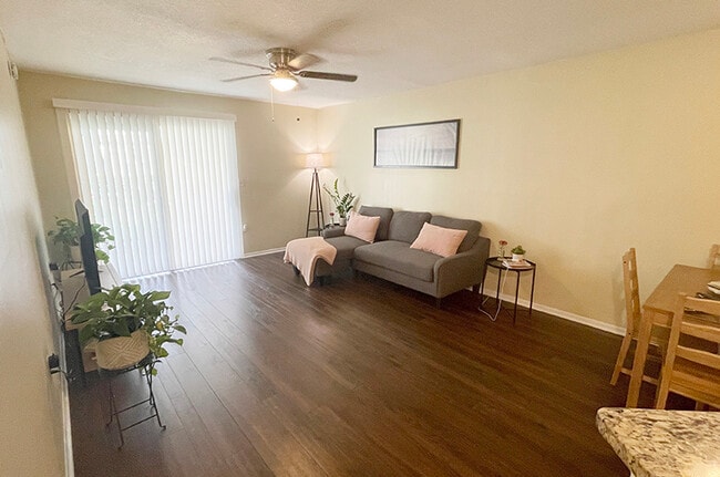 Building Photo - 1964 Lake Atriums Cir