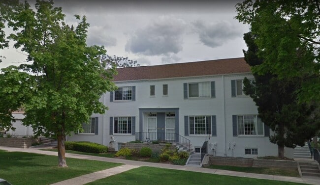 Building Photo - 303 S Douglas St