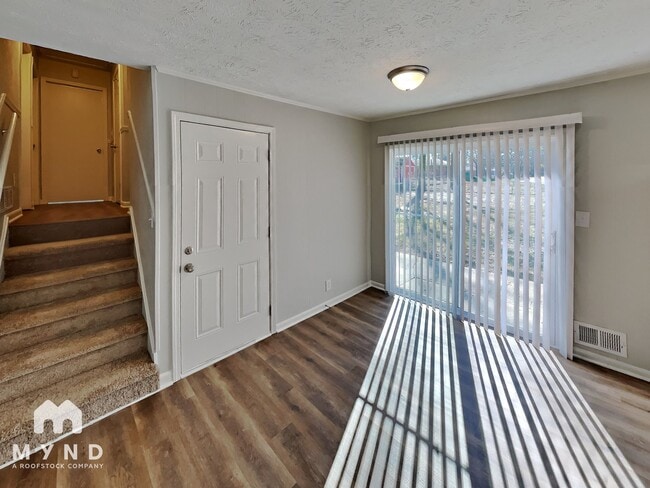 Photo - 1573 Lamont Ave