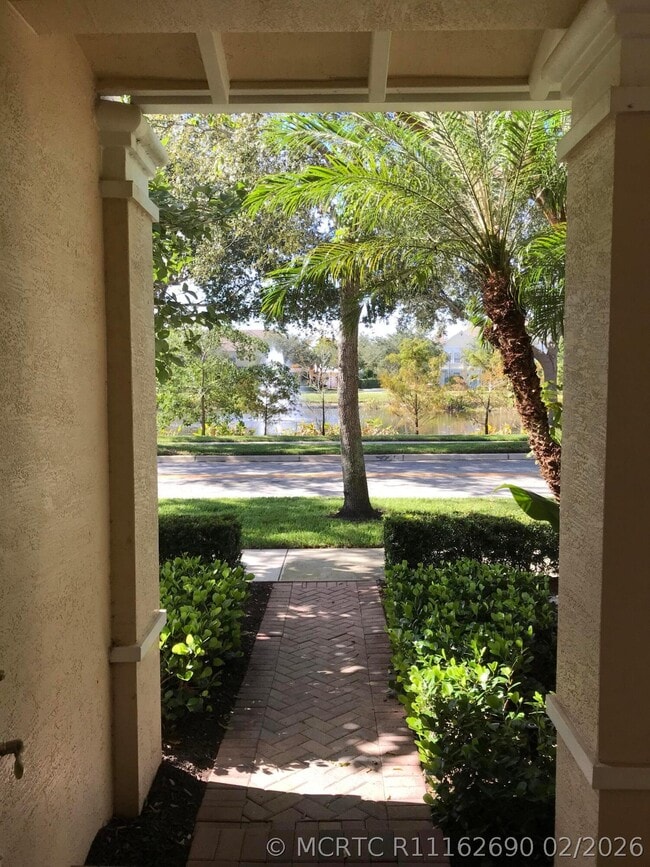 Photo - 141 E Thatch Palm Cir