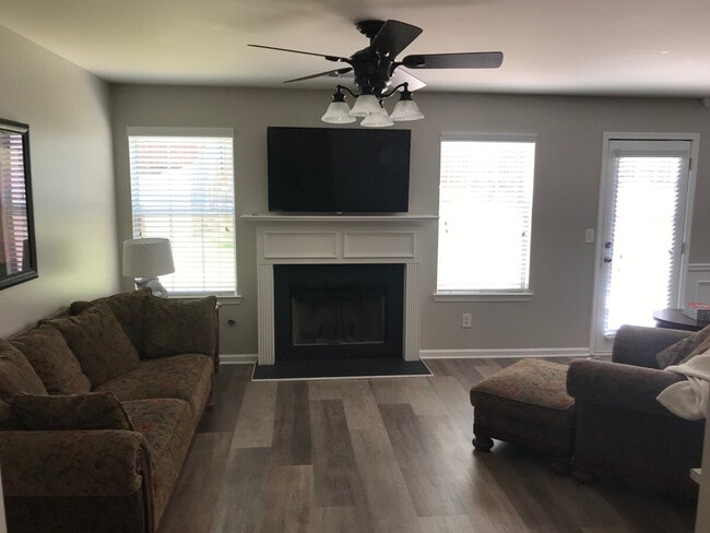 Building Photo - 327 Hidden Creek Ln Unit ID1289337P