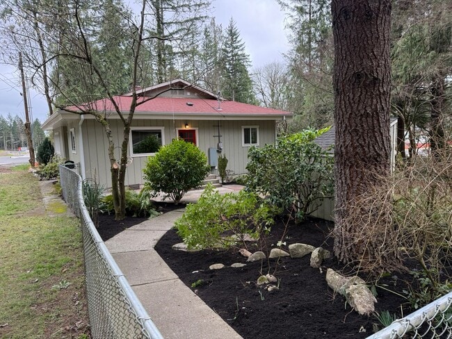 Building Photo - Location Location Location....plus a darling one story cottage