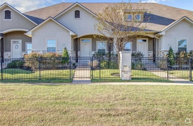 Building Photo - College Station - 3 bedroom / 3 bath Townh... Rental