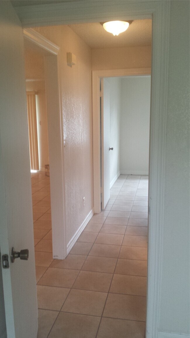 Building Photo - 10942 Dunvegan Way