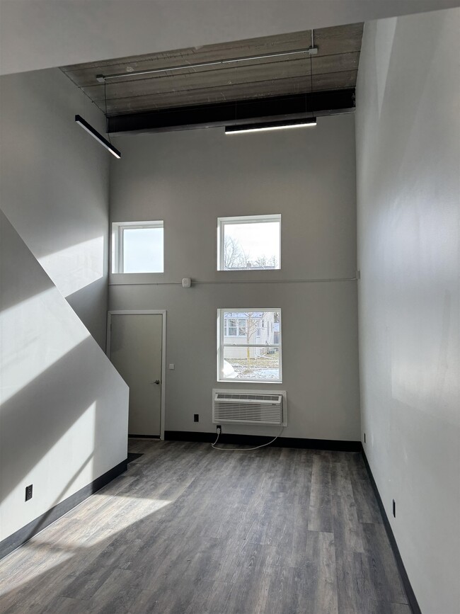 Photo - 824 W 8th St Apartment
