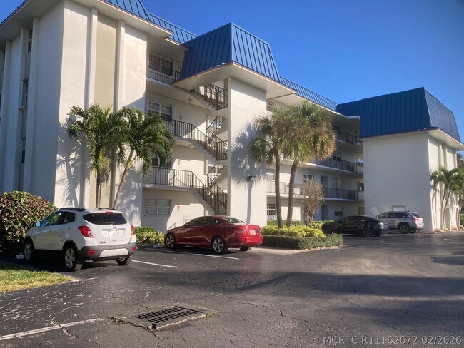 Building Photo - 2936 Lake Shore Dr Unit 409
