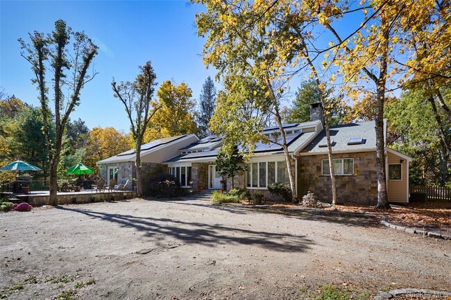Building Photo - 356 Rossway Rd