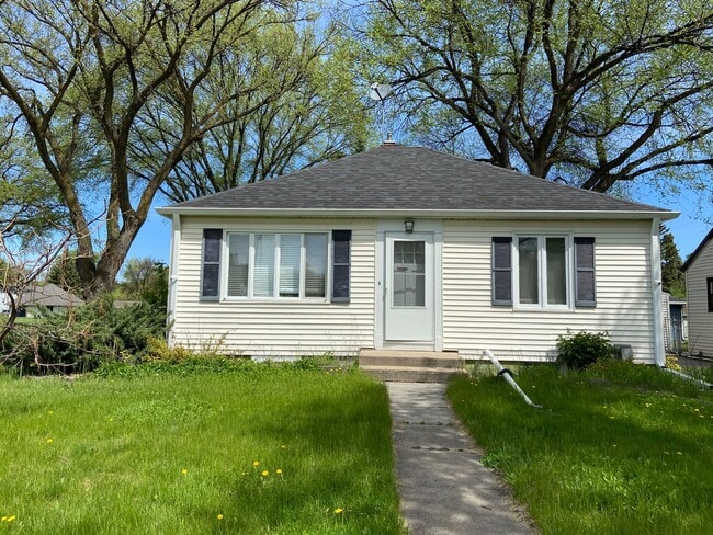 Building Photo - 5 Bed 2 Bath Home Near NDSU!