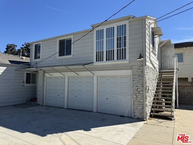 Building Photo - 409 N Monterey St Unit 1/2