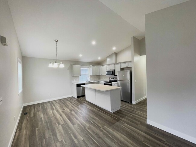 Photo - Kent - Cozy 3 bedroom / 2 bathroom Renovated home