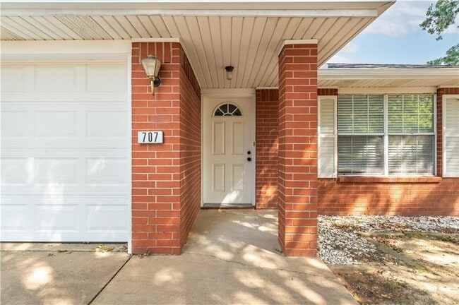 Photo - 707 E Kara Ln