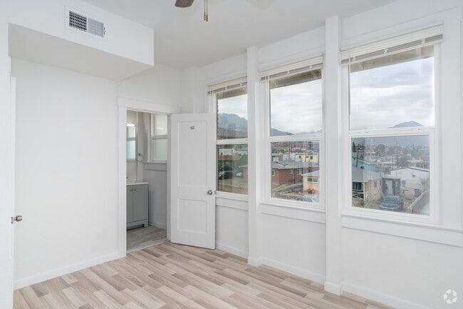 1BR, 1BA - 665SF - Bedroom