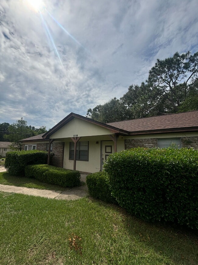 Building Photo - Spacious 3 Bedroom/2 Bath House! Great Location!