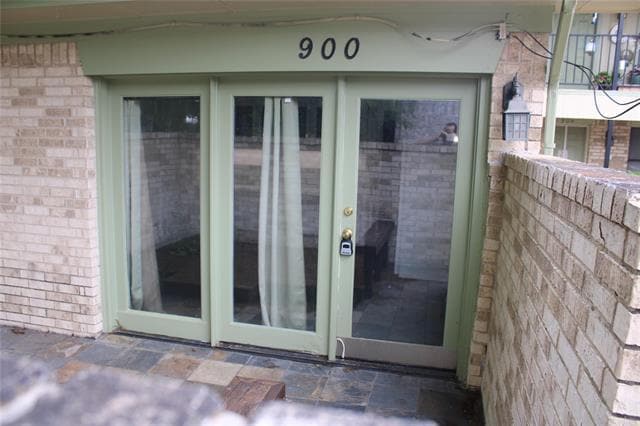 Building Photo - 900 N Austin St