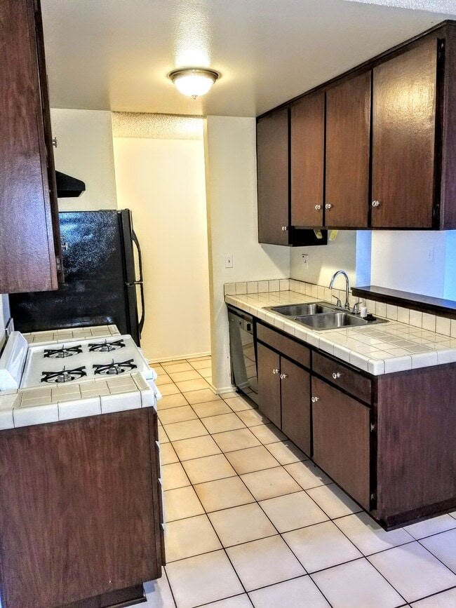 Mucho espacio para gabinetes en la cocina. - 3717 Cardiff Ave