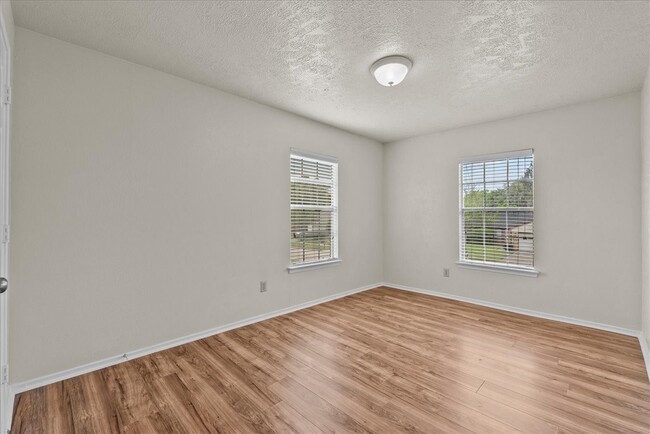 Photo - 430 Redway Ln