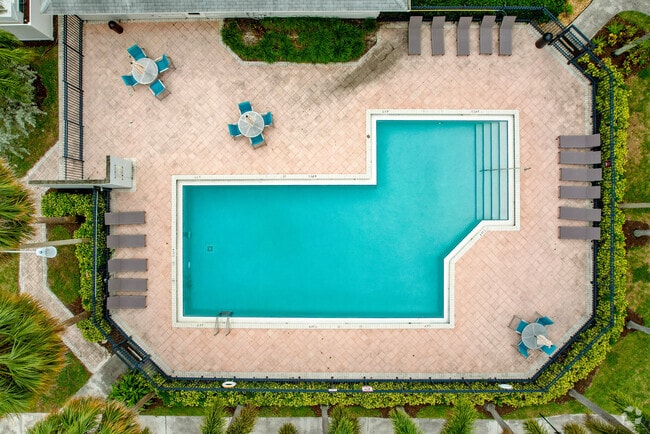 Piscina - Oakwood Townhomes