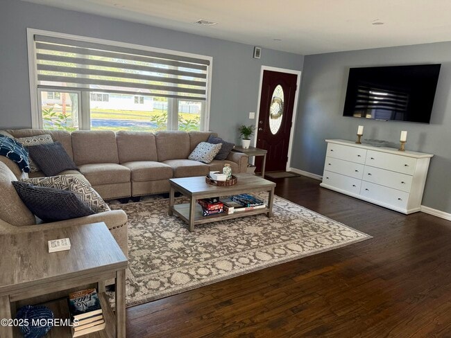 Photo - 484 Branchport Ave