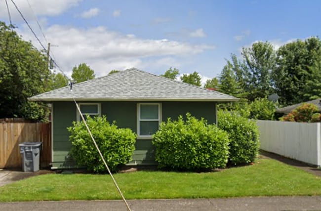 Building Photo - 1 Bedroom Apartment ~ Close to Campus ~ Cat Friendly Unit 743 1/2 NW 10th