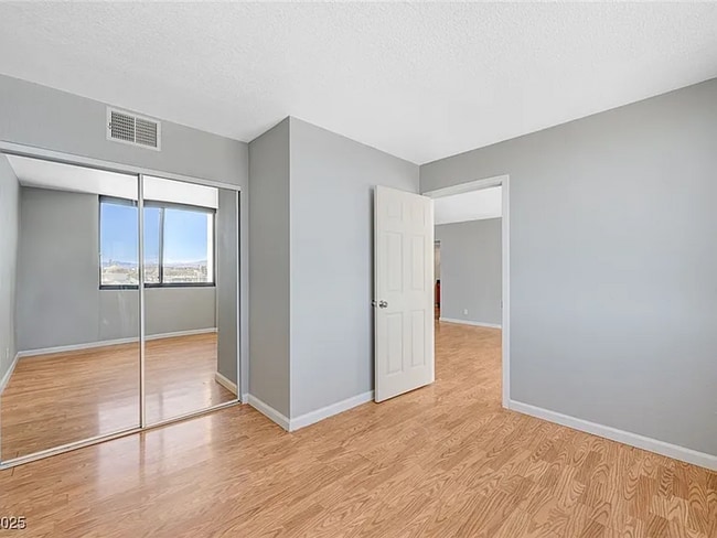 Photo - Enjoy resort-style living in this 2 Bed 2 Bath Condo with Stunning Strip Views in the Wimbledon C... Unidad 806