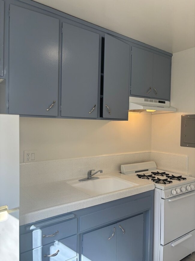 Building Photo - 220 W Spazier Ave Unit 220 #H