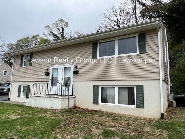 Building Photo - Suburban 739-741 Unit Suburban 739