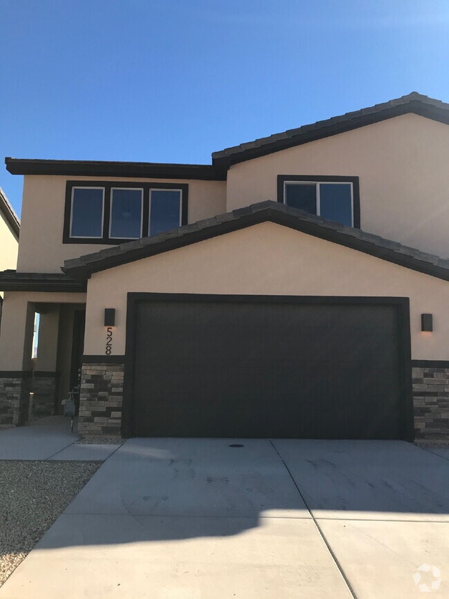 Building Photo - "Spacious 4-Bedroom Townhouse in Hurricane... Unit 104