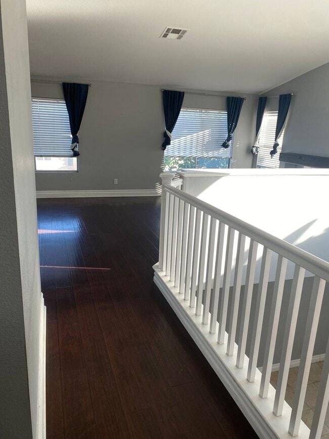 823 Viewpointe Ln