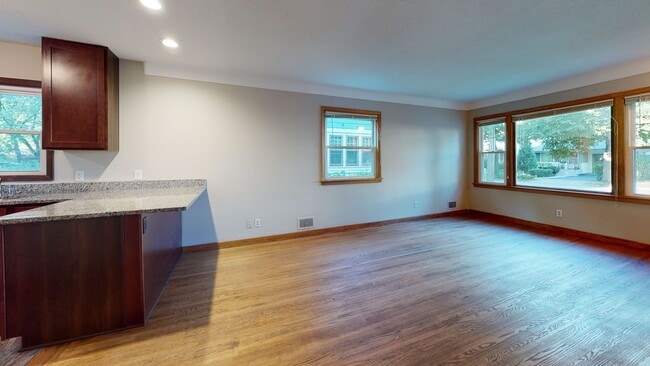 Building Photo - 1078 18th Ave SE Unit #1