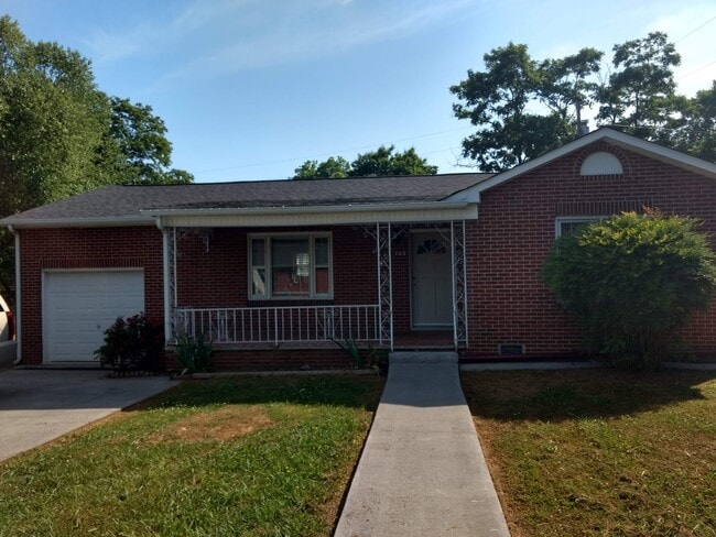 Photo - 103 Sunset Dr NW House