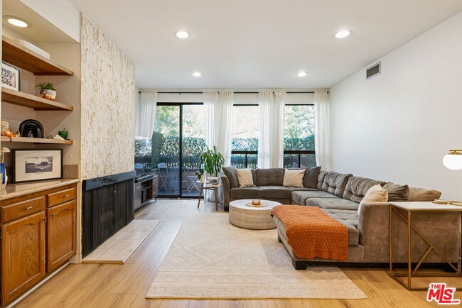 Building Photo - 1833 Fairburn Ave Unit 205 Rental