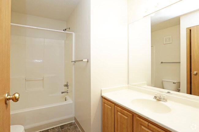 2BR, 1.5BA - 864 SF - Bathroom